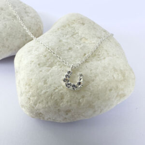 Lucky sterling silver anklet with a horseshoe pendant with white gemstones