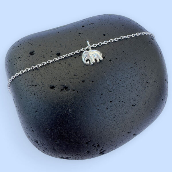 Anklet in silver with a strong elephant charm with a long trunk.