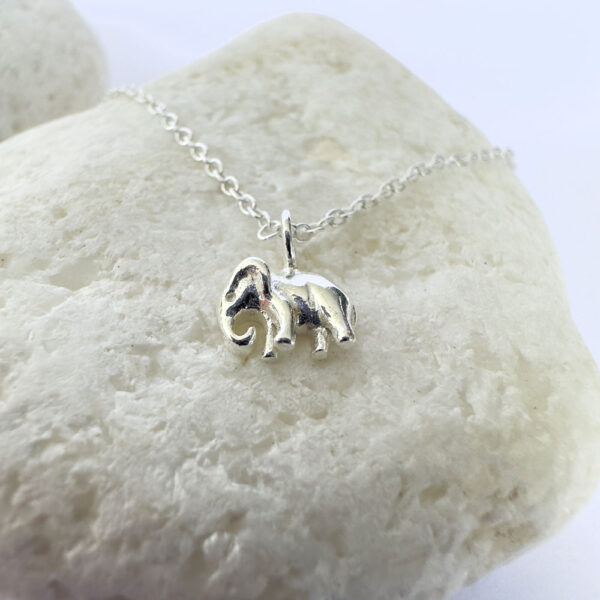 Strong anklet in silver with a cute elephant with a long trunk.