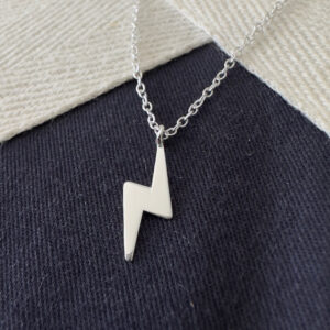 Ankle bracelet in sterling silver with a shiny silver lightning bolt pendant.