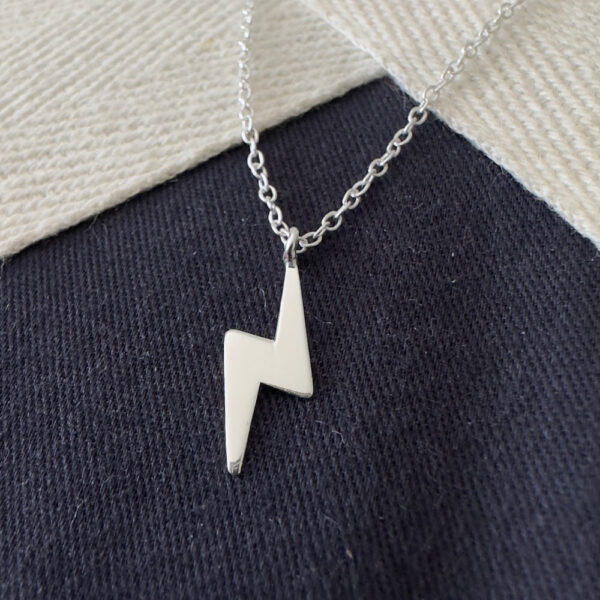 Ankle bracelet in sterling silver with a shiny silver lightning bolt pendant.