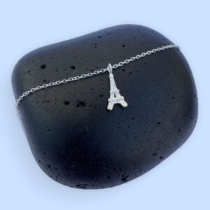 Elegant Parisien chic anklet in silver with a pendant of the Eiffel Tower.