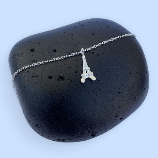 Elegant Parisien chic anklet in silver with a pendant of the Eiffel Tower.