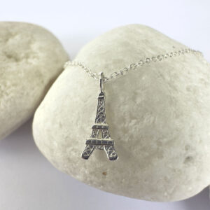 Sophisticated Parisien chic anklet in silver with a charm of the Eiffel Tower.