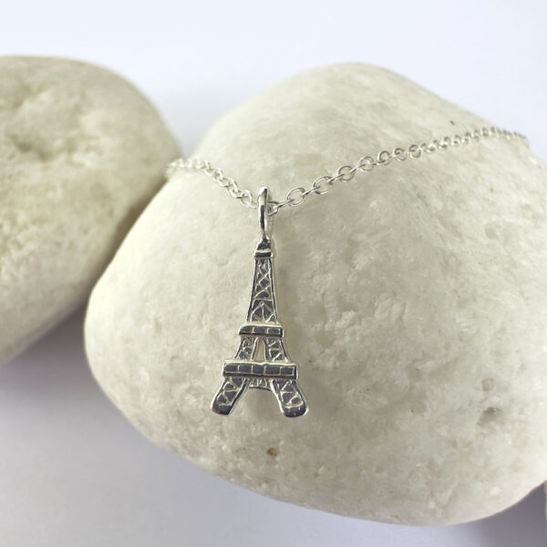 Sophisticated Parisien chic anklet in silver with a charm of the Eiffel Tower.