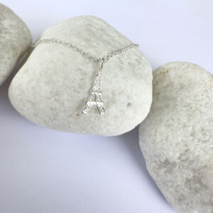 Elegant Parisien chic anklet in silver with a pendant of the Eiffel Tower.