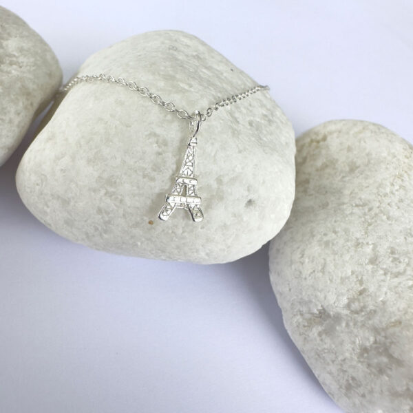 Elegant Parisien chic anklet in silver with a pendant of the Eiffel Tower.