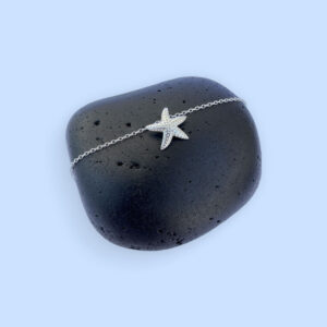 Inspiring anklet with a silver starfish charm.