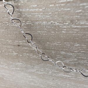 Identical 925 sterling silver hearts interlinking to make a meaningful anklet.