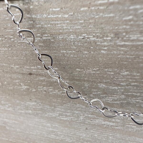 Identical 925 sterling silver hearts interlinking to make a meaningful anklet.
