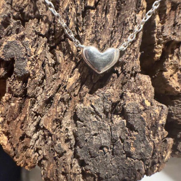 Single shiny sterling silver heart on an ankle chain.