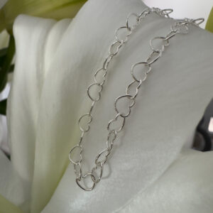 Simple yet stunning 925 sterling silver anklet made up of identical interlinked hearts.