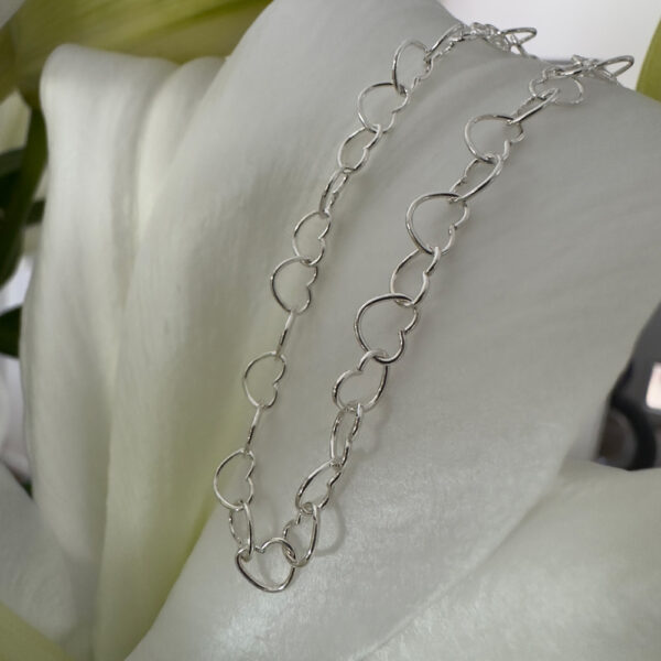 Simple yet stunning 925 sterling silver anklet made up of identical interlinked hearts.