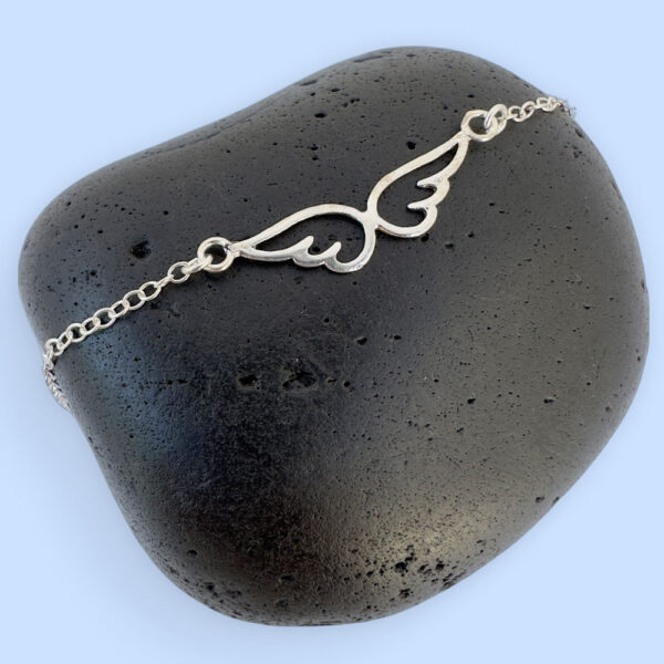 Beautiful silver anklet with an angel's wings sitting in the chain.